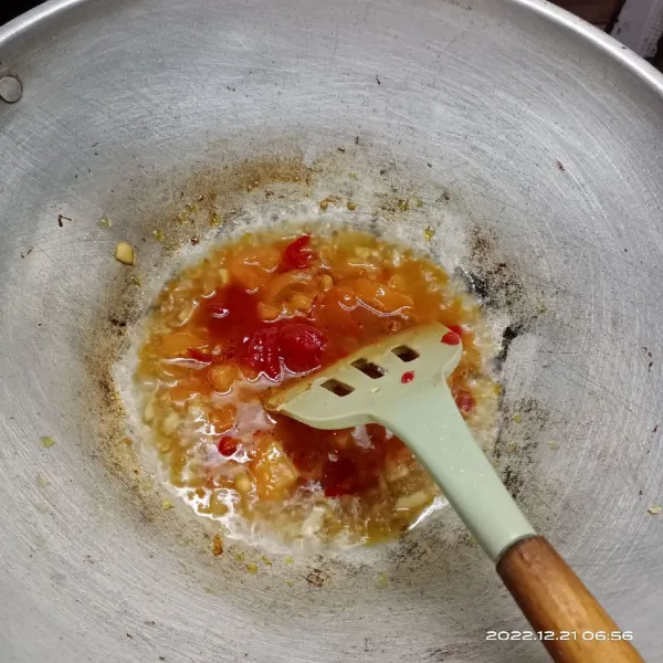 Tiang air, saus tomat, garam dan kaldu bubuk. Aduk rata.