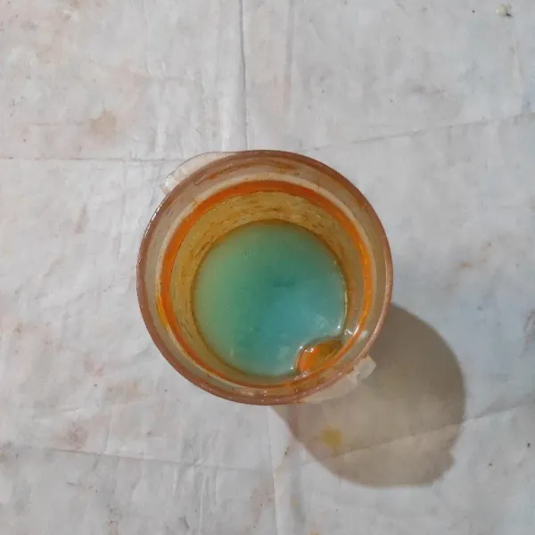 Blender jelly biru hingga halus.