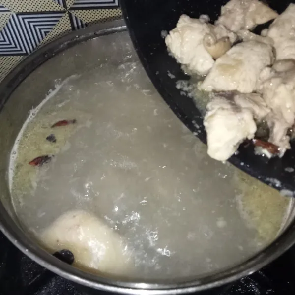 Didihkan air di panci, lalu masukkan ayam yang sudah ditumis.