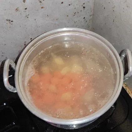 Setelah rebusan ayam mendidih masukkan potongan wortel, kentang, tumisan rempah, kayu manis dan bumbui garam kaldu jamur aduk rata masak sampai mendidih lagi