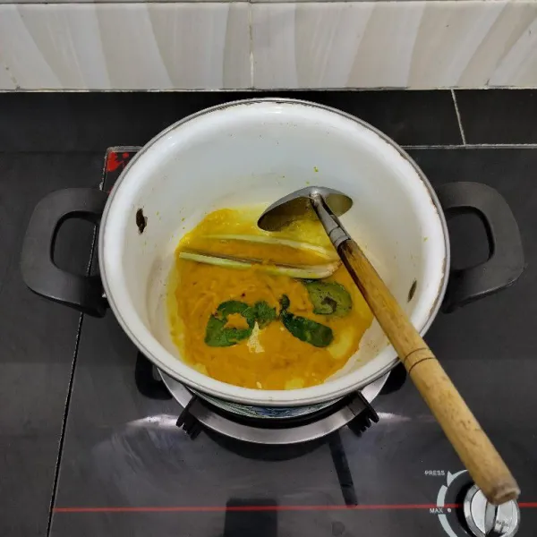 Panaskan minyak sayur dalam panci. Tumis bumbu halus, serai dan daun jeruk hingga bumbu matang.