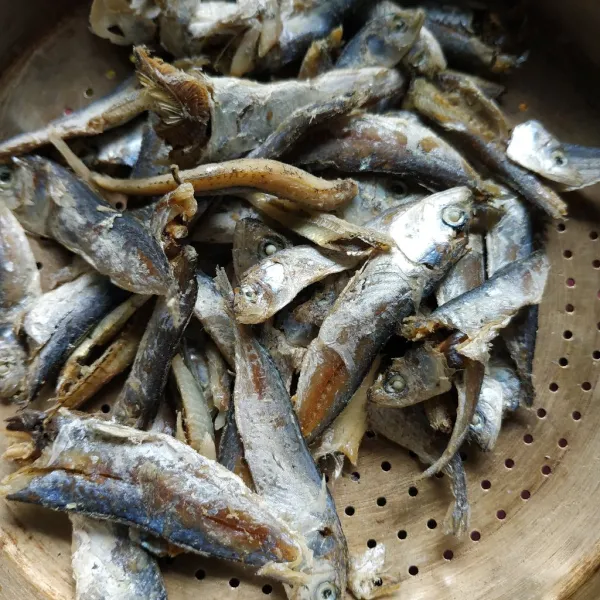 Goreng ikan tamban, sisihkan.