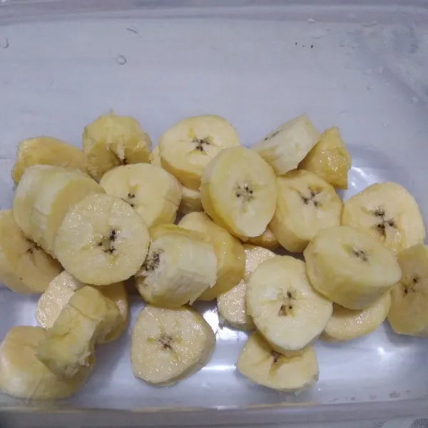 Pisang dipotong sesuai selera.