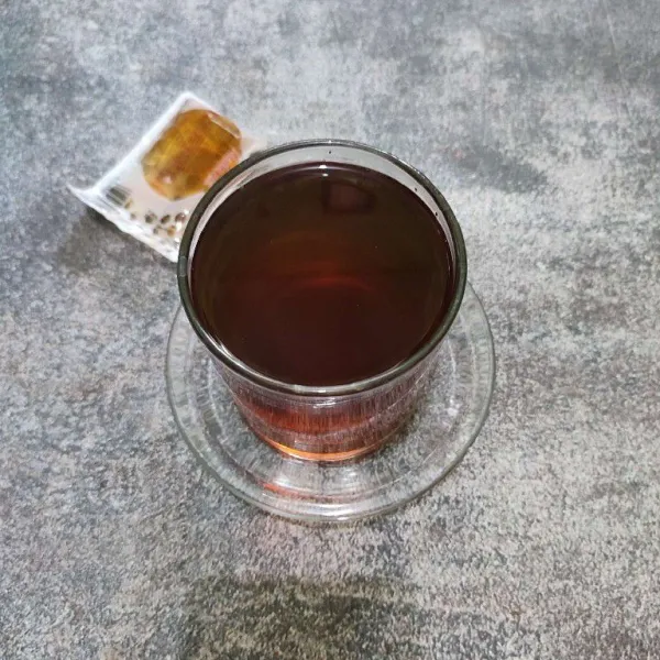 Saring teh ke dalam gelas saji.