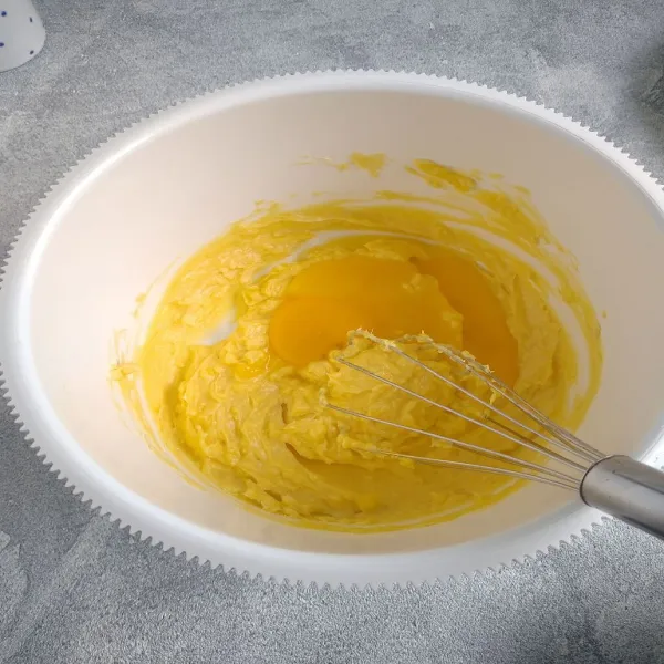 Campur mentega dan margarin jadi satu, tambahkan kuning telur, lalu masukkan terigu, susu dan maizena, aduk rata.