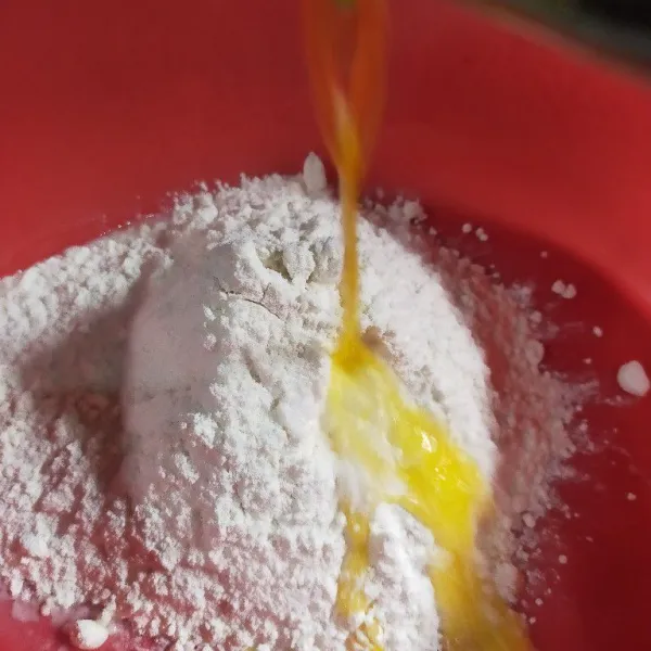 Kulit: Panaskan minyak goreng & margarin hingga keduanya cair. Dlm keadaan panas lgsg dituangkan ke tepung terigu. Tambahkan garam dan gula. Kemudian masukkan air. Uleni. Bagi adonan sama rata. Saya bikin mini.