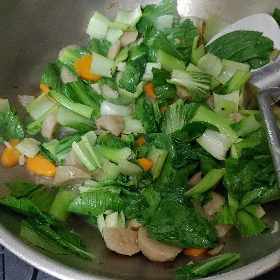 Terakhir masukan sayur pokcoy, aduk sampai layu, koreksi rasanya, angkat dan sajikan.