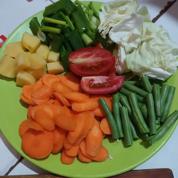 Siapkan bahan sayur yang sudah dicuci bersih, lalu potong dan sisihkan.
