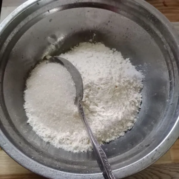 Dalam wadah, masukkan terigu, tepung beras, gula pasir dan garam.
