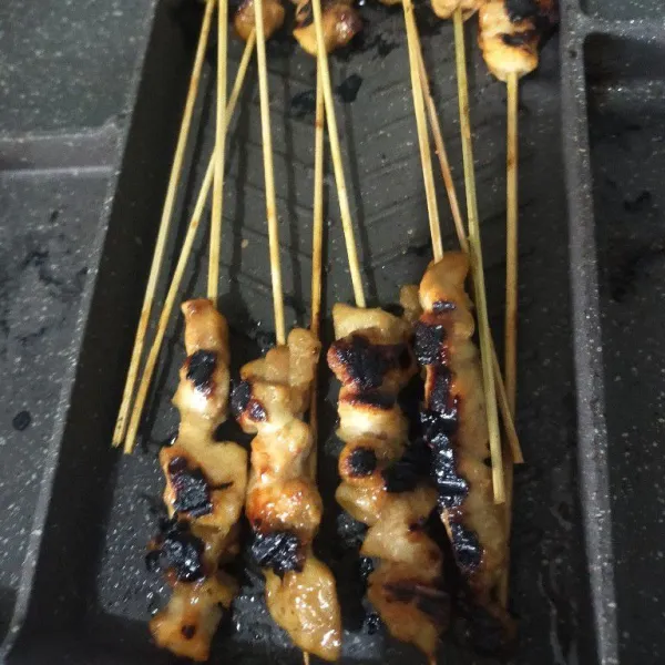 Kemudian bakar di atas pan tahan panas atau langsung di arang hingga kedua sisi matang. Sajikan sate ayam bersama dengan sambal kacang.