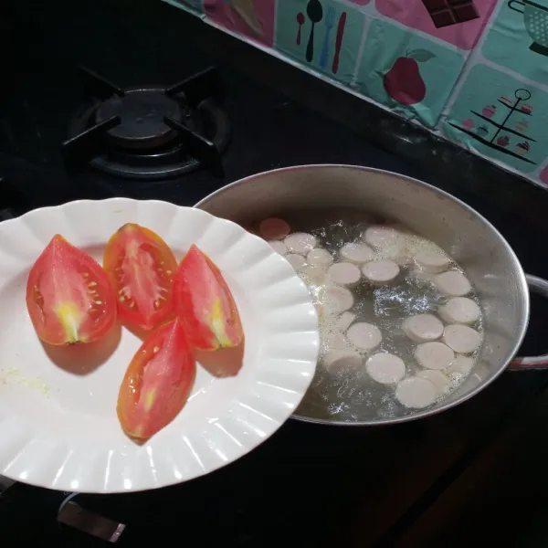 Setelah beberapa waktu, masukkan irisan tomat, masak sebentar saja, cek rasa.