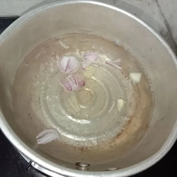 Rebus air hingga mendidih lalu masukkan bawang merah dan bawang putih, aduk rata.