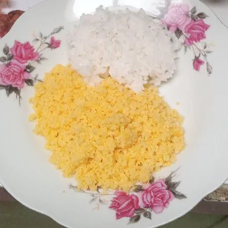Siapkan nasi jagung dan nasi putihnya. Ini nasi jagung saya beli matang. Bisa juga pakai nasi jagung saja atau dicampur dengan nasi putih. Sesuaikan selera saja.