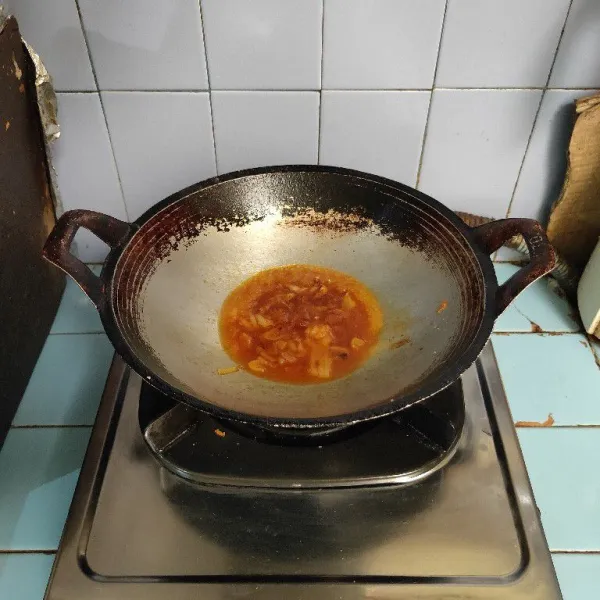 Tuang air, tambahkan saus sambal, saus tomat, saus tiram dan kaldu bubuk. Aduk rata.