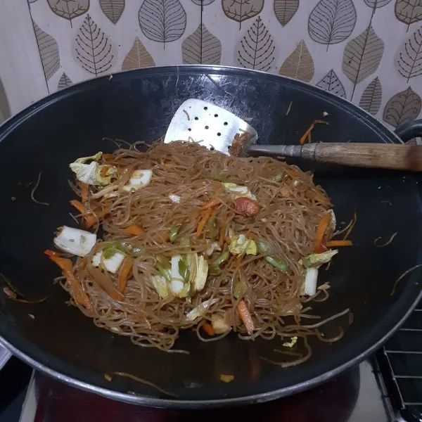 Masukkan bihun. Aduk rata, masak sampai semua bumbu merata. Cicip dan koreksi rasa. Sajikan!