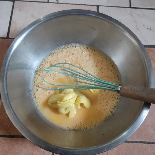 Masukkan margarin, aduk kembali hingga tercampur rata.