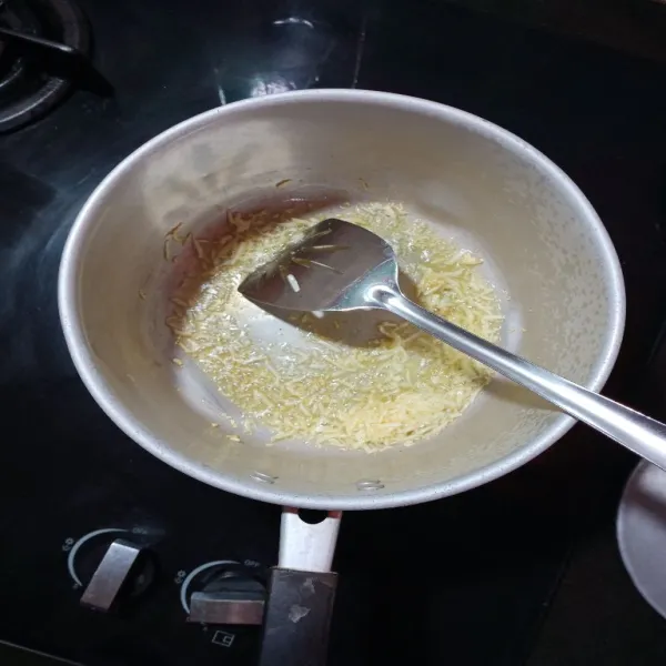 Panaskan minyak, tumis bawang putih hingga harum.
