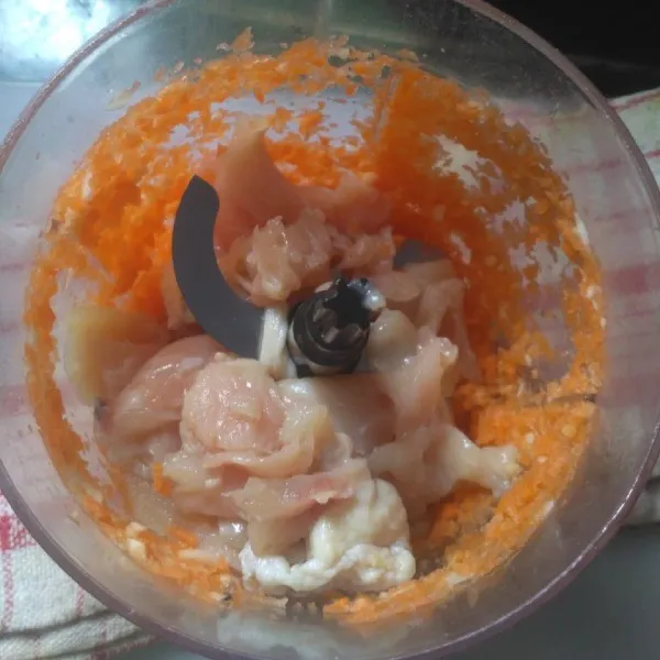 Haluskan wortel dan bawang putih dalam chopper, setelah itu tambahkan ayam, chopper lagi sampai ayam halus.