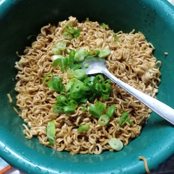 Campur mie dengan kecap manis dan daun bawang.