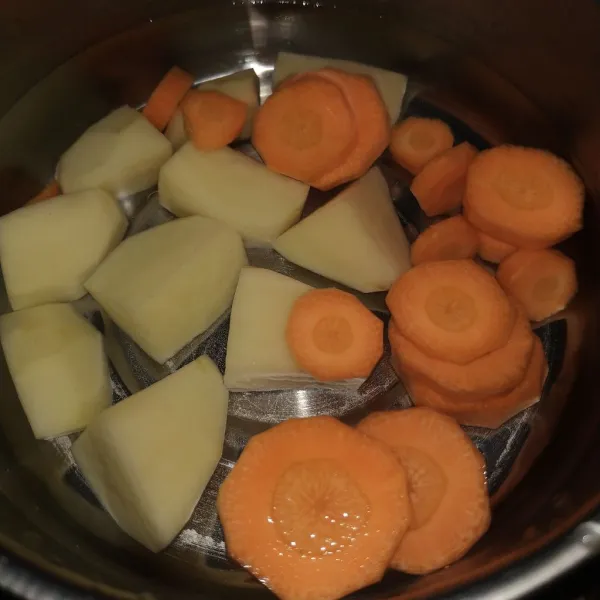 Potong-potong kentang dan wortel.
