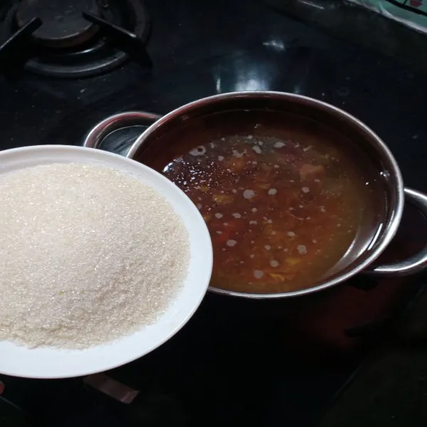 Didihkan secukupnya air dalam panci, kemudian masukkan gula jawa, garam, dan gula pasir.