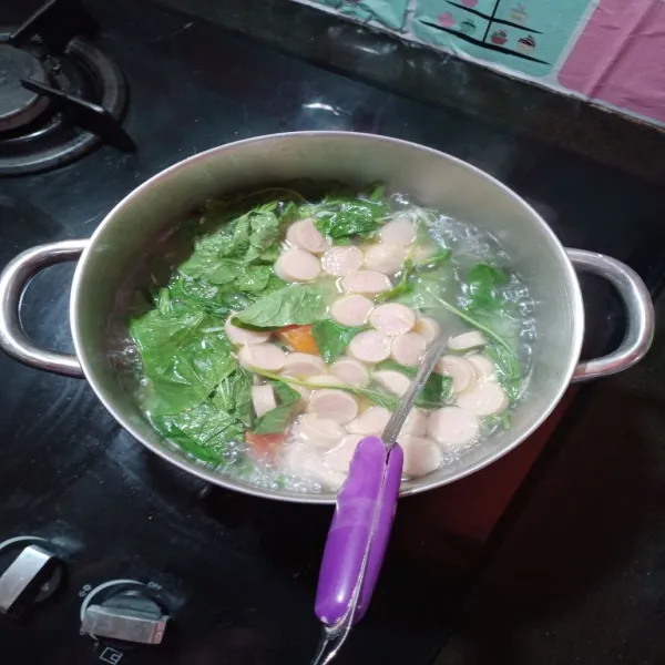 Terakhir, masukkan bayam, masak sebentar saja, sajikan!