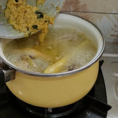 Masukkan tumisan bumbu kedalam rebusan ayam. Tambahkan garam dan kaldu bubuk.