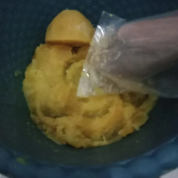 Setelah ubi direbus, haluskan atau tumbuk ubi.