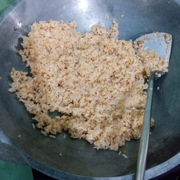 Aduk-aduk. Masak nasi goreng hingga keluar aroma harum. Sesaat sebelum diangkat masukkan saus.