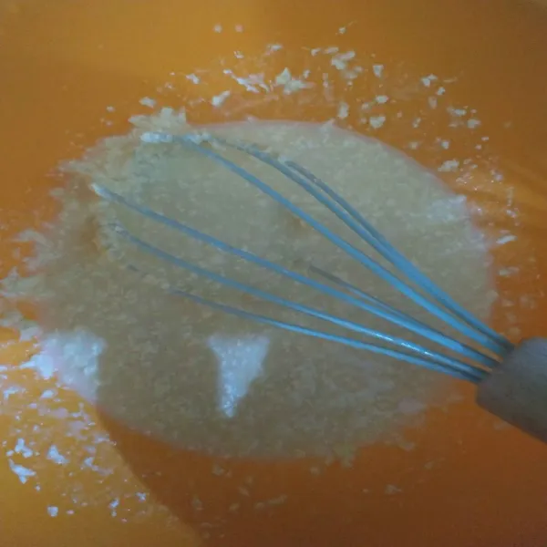 Dalam wadah tuang jagung yang sudah di blender, campurkan terigu dan gula pasir, aduk hingga gula larut.