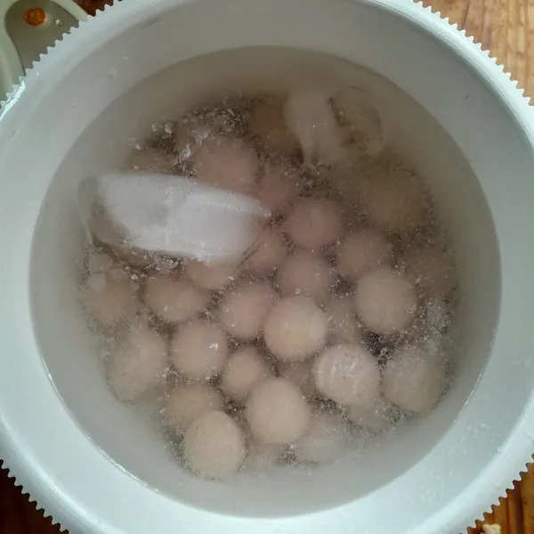 Masukkan adonan bakso yang sudah dibulatkan dengan tangan ke dalam wadah berisi air es. Lakukan hingga habis.