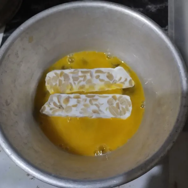 Celupkan tempe pada kocokan telur.