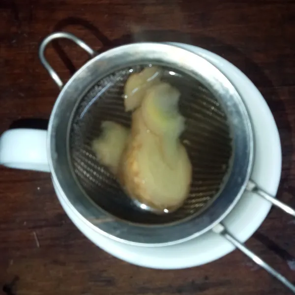 Saring wedang ke dalam gelas berisi madu, aduk rata dan siap disajikan.