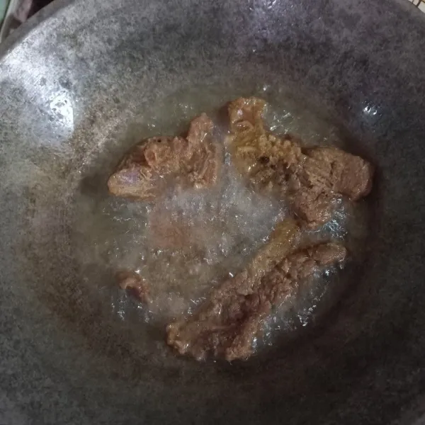 Geprek-geprek daging, kemudian panaskan minyak dan goreng sebentar. Siap disajikan.