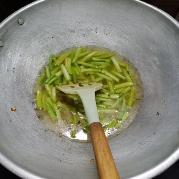 Tuang air, masak sampai batang caisim setengah matang.