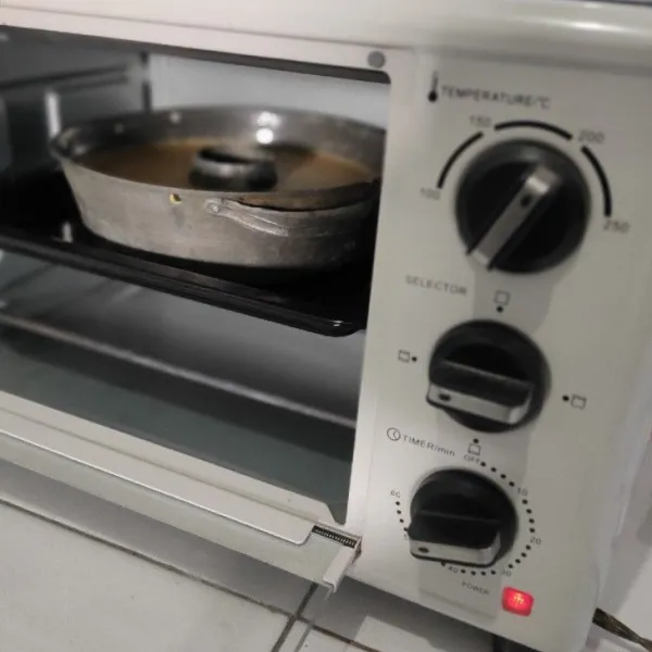 Oven dengan suhu 180° api atas bawah selama 50-60 menit atau hingga bolu matang.