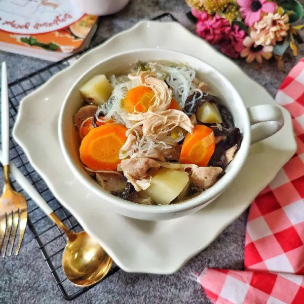 Penyajian : tata bihun di atas piring saji, kemudian siram dengan sup panas. Soup kimlo enak disajikan selagi hangat.