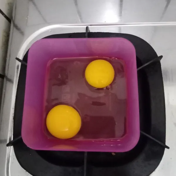 Tuang telur dalam wadah