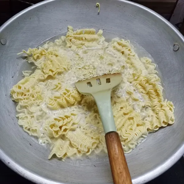 Rebus mie sampai lunak. Kemudian angkat dan tiriskan.