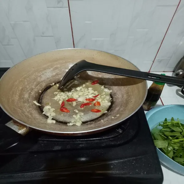 Tumis bawang merah, bawang putih, cabe merah hingga harum, aduk rata.