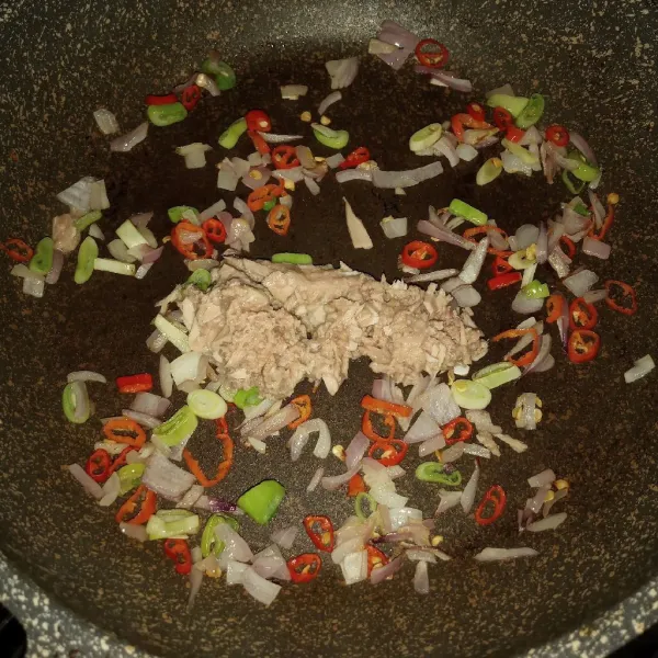 Masukkan tuna kalengan, masak sebentar.