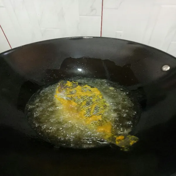 Panaskan minyak goreng ikan hingga garing.