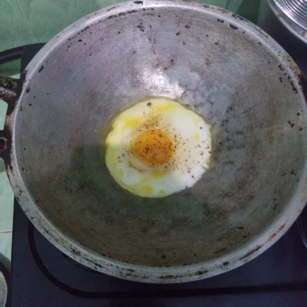 Ceplokkan telur, beri kaldu bubuk udang dan lada bubuk.
