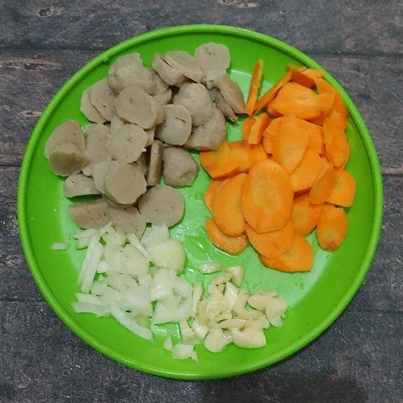 Siapkan bakso sapi, wortel dan bumbu iris bawang putih dan bawang bombay.