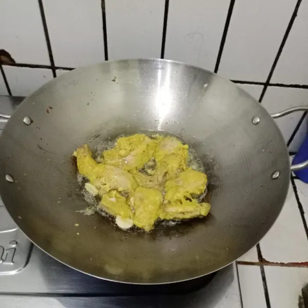 Masukkan bawang putih utuh yang telah di geprek dan masak hingga matang. Kemudian siap dinikmati.