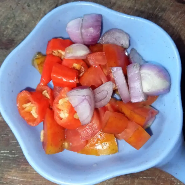 Potong-potong cabai rawit, tomat dan bawang merah.