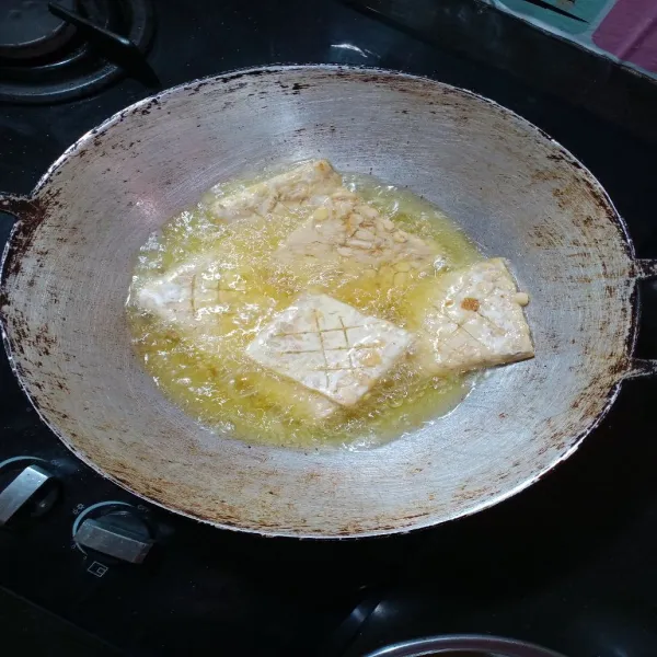 Kemudian panaskan minyak, goreng tempe sampai setengah matang.