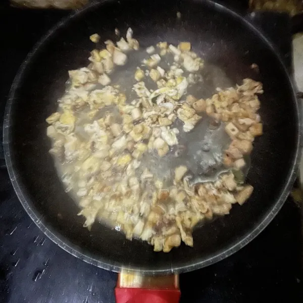 Masukkan hati ayam, tahu aduk-aduk
