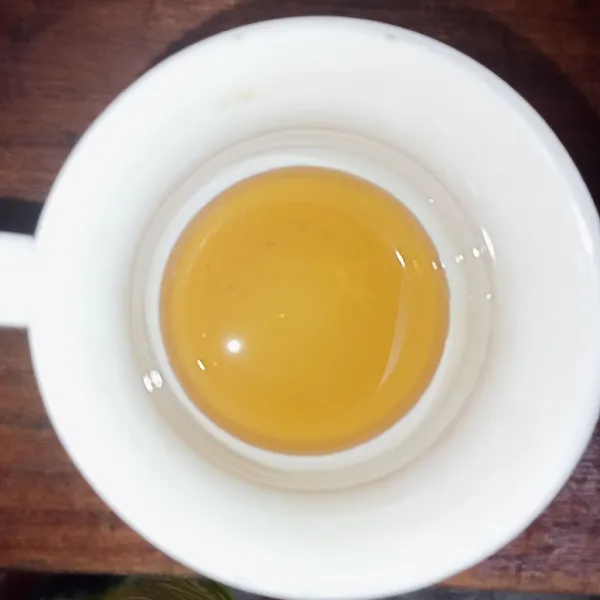 Tuang madu ke dalam gelas.