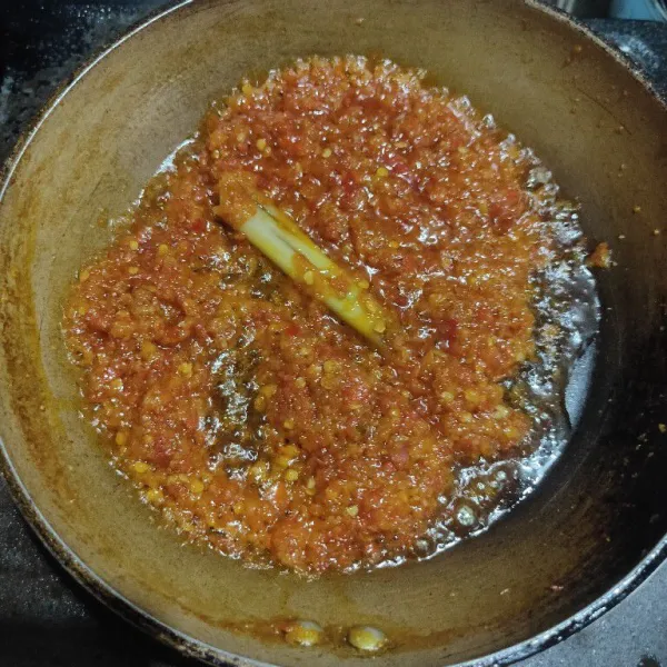 Tumis bumbu dengan secukupnya minyak, tambahkan serai dan masak hingga harum.